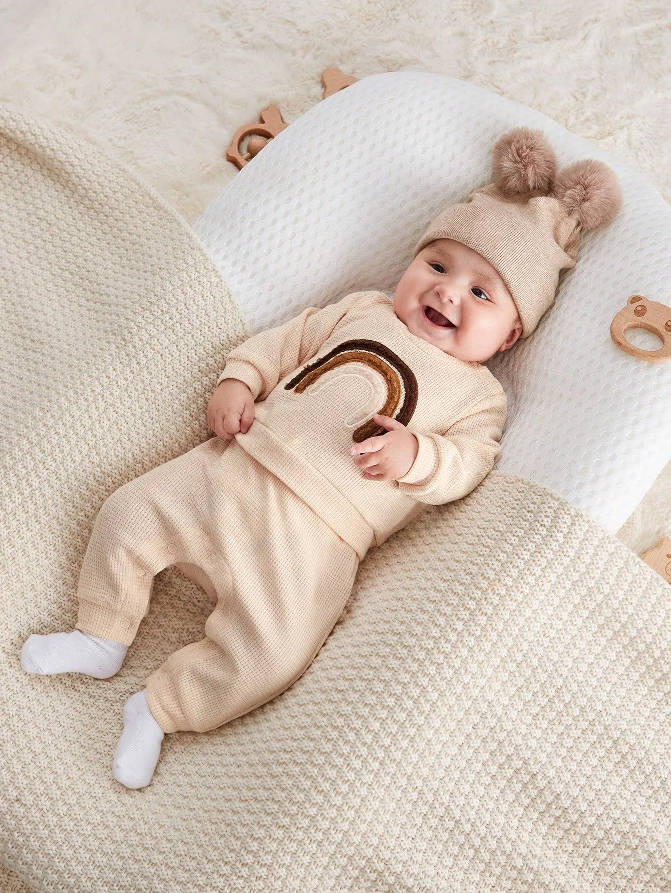 SHEIN Newborn Baby Boy Casual Versatile Three-Color Rainbow Embroidered Right Shoulder Round Neck Sweatshirt Legged Trousers Two-Piece Set