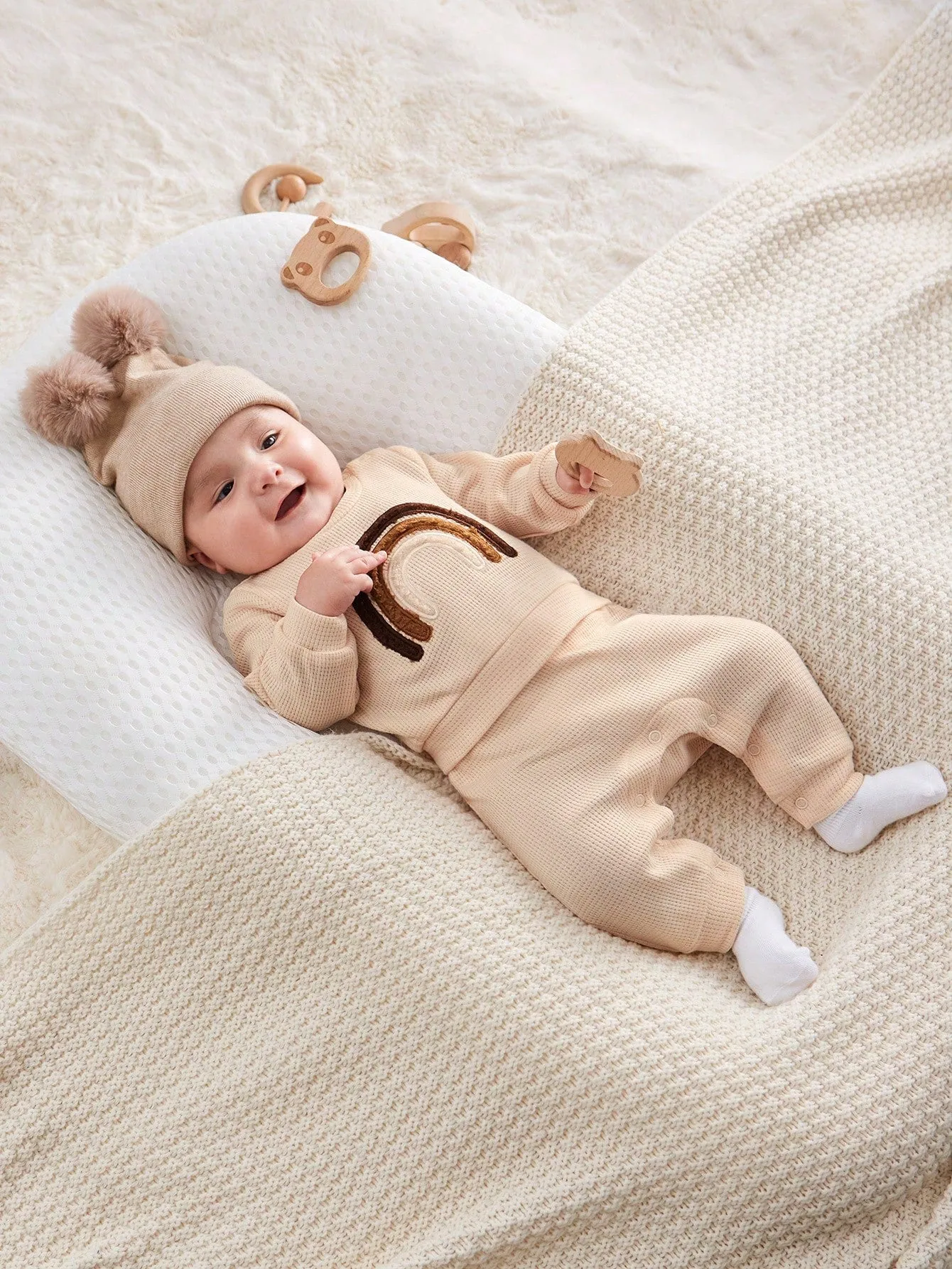 SHEIN Newborn Baby Boy Casual Versatile Three-Color Rainbow Embroidered Right Shoulder Round Neck Sweatshirt Legged Trousers Two-Piece Set